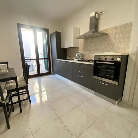 Adinhome Apartment *
