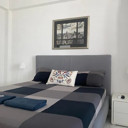 Adinhome Apartment *